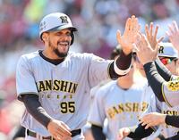 　５回、先制の生還を果たしたヘルナンデスはナインとタッチを交わす（撮影・田中太一）