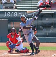 　５回、右前打を放つヘルナンデス（撮影・北村雅宏）