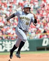 　５回、木浪の適時打で本塁へ激走するヘルナンデス（撮影・田中太一）