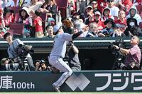 　６回、中村奨のファウルフライを好捕する大山（撮影・田中太一）