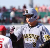 　９回、右前タイムリーを放ち、グータッチをする大山（撮影・市尻達拡）