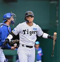 　１０回、空振り三振に倒れ悔しがる前川（撮影・西田忠信）