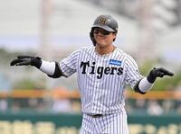　４回、適時内野安打を放ち、ポーズを決める前川（撮影・西田忠信）