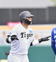 　２回、二塁打を放ちポーズを決める前川（撮影・西田忠信）