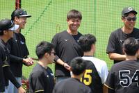 　練習前の円陣で笑顔を見せる桐敷（中央）＝撮影・北村雅宏