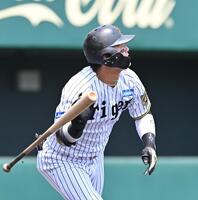 　１回、先制ソロを放つ前川（撮影・西田忠信）