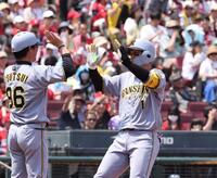 　１回、左越え２ランを放ち、タッチを交わす森下（撮影・市尻達拡）