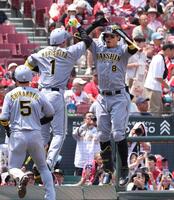 　１回、左越え２ランを放った森下を、ジャンプして迎える佐藤輝（撮影・市尻達拡）