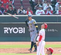 　８回、３ランを放つ佐藤輝（撮影・北村雅宏）