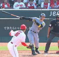 　８回、３ランを放つ佐藤輝（撮影・北村雅宏）