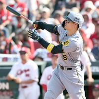 　８回、３ランを放つ佐藤輝（撮影・田中太一）