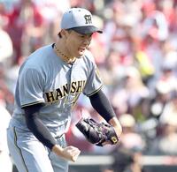 　７回、満塁のピンチで無失点に抑え、気迫を見せる湯浅（撮影・田中太一）