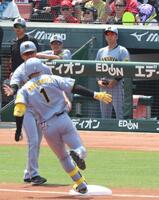 　１回、先制２ランを放った森下（１）を見る藤川監督（右）＝撮影・北村雅宏