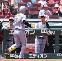 　１回、左越え２ランを放った森下を出迎える藤川監督（撮影・市尻達拡）