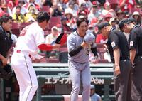 　メンバー表を交換し、笑顔で審判団にあいさつする新井監督と藤川監督（撮影・市尻達拡）