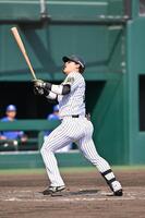 　８回、死球を受ける前川（撮影・西田忠信）