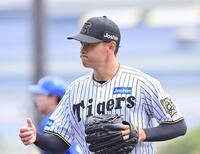 　４回を投げ終えベンチに戻る早川（撮影・西田忠信）