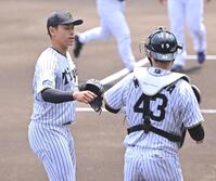 　初回を三者凡退で終え、町田（右）とタッチを交わす早川（撮影・西田忠信）