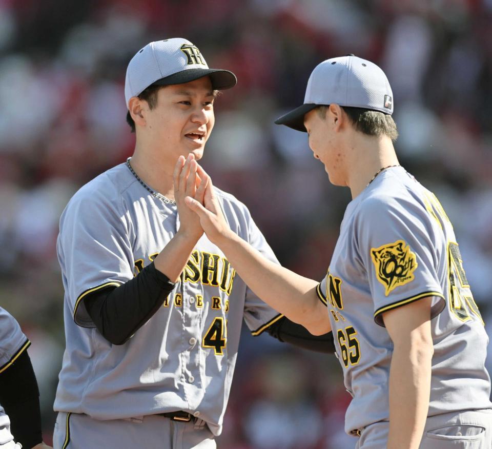 　２勝目を挙げた大竹（左）は湯浅とハイタッチを交わす（撮影・田中太一）