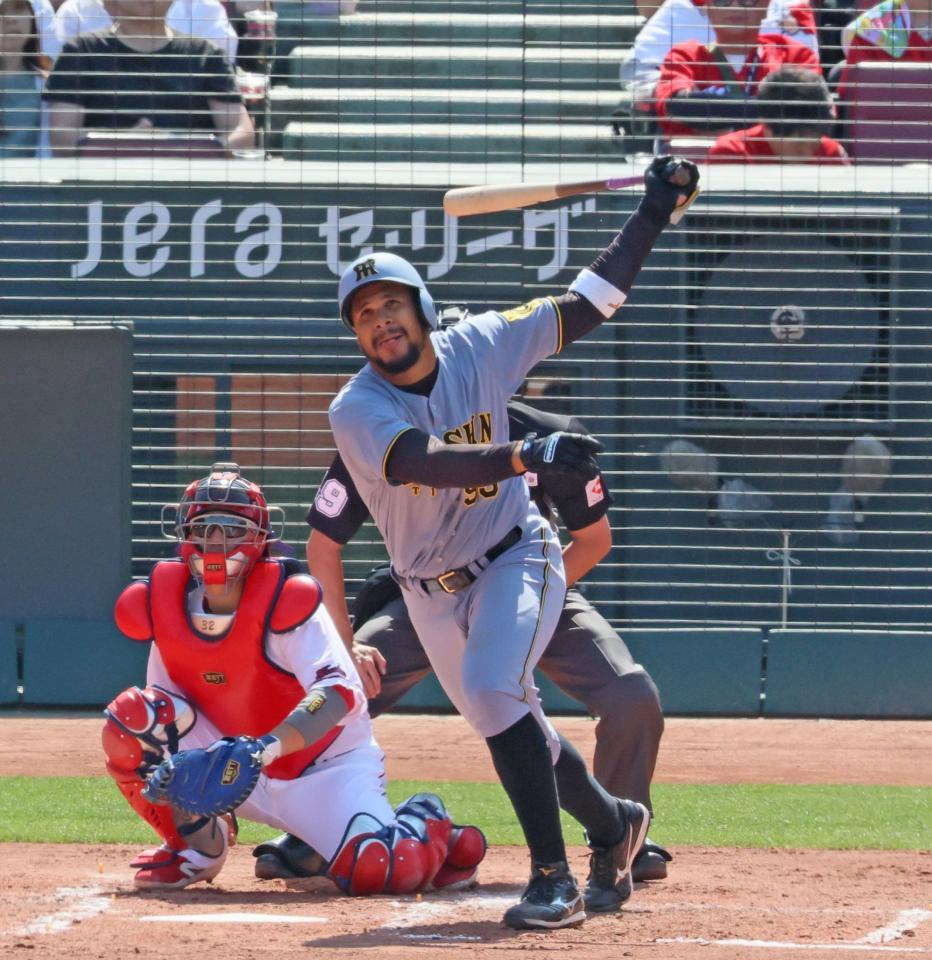 　５回、右前打を放つヘルナンデス（撮影・北村雅宏）