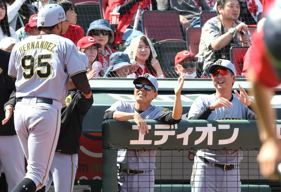 　５回、先制の本塁を駆け抜けたヘルナンデスを笑顔で迎える藤川監督