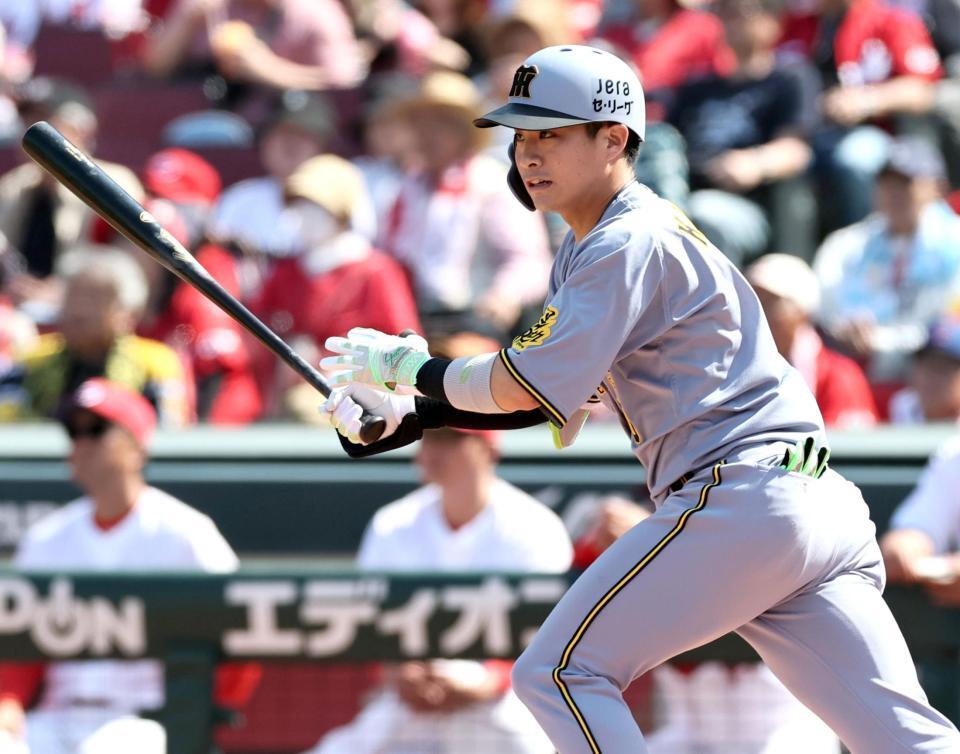 　５回、先制適時二塁打を放つ木浪（撮影・田中太一）