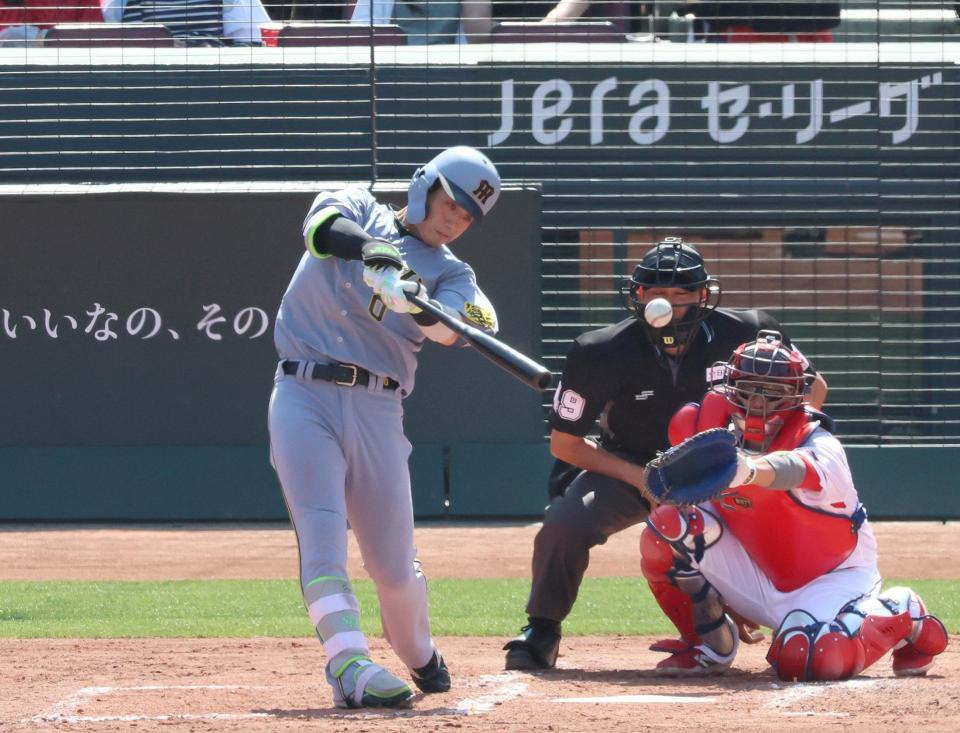 　５回、先制となる適時二塁打を放つ木浪（撮影・北村雅宏）