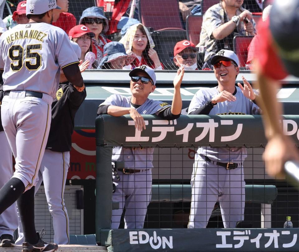 　５回、先制の本塁を駆け抜けたヘルナンデスを、笑顔で出迎える藤川監督（撮影・市尻達拡）