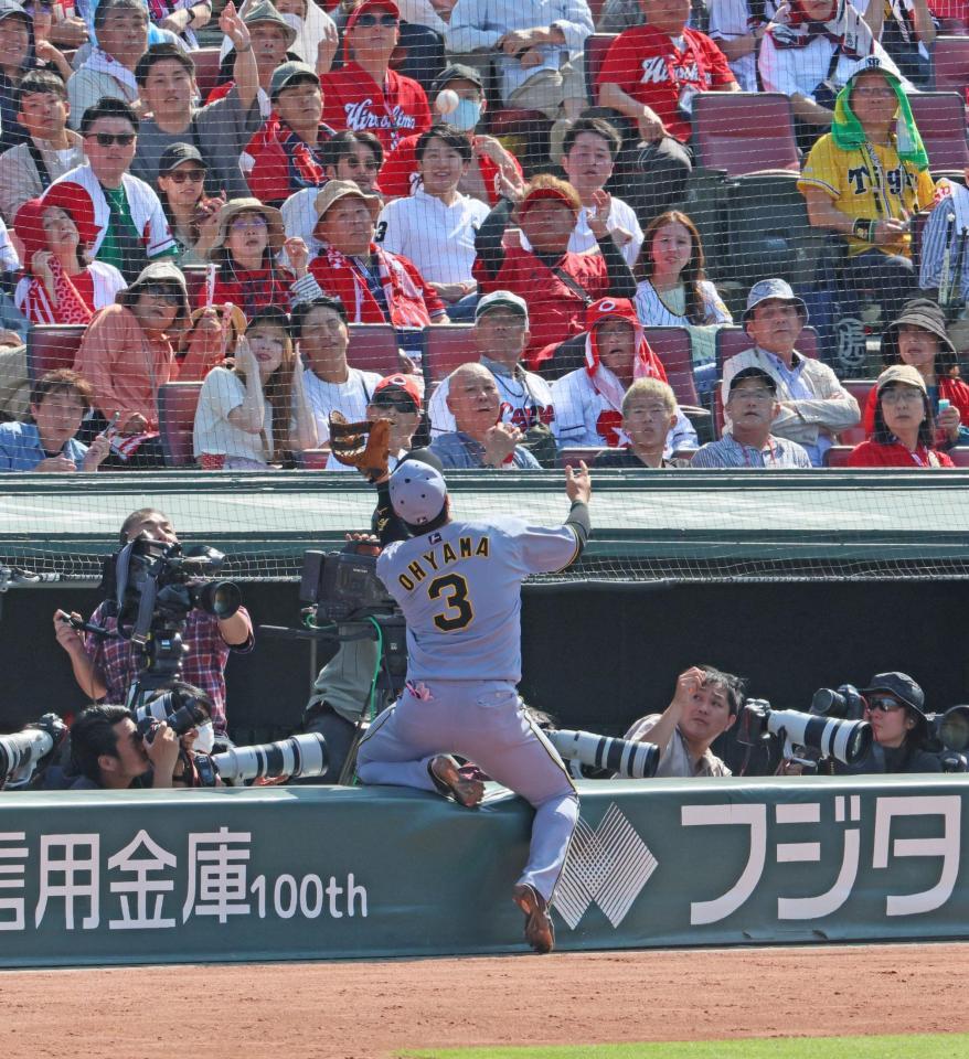 　６回、中村奨の邪飛を捕球する大山（撮影・北村雅宏）