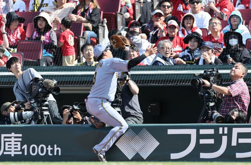 　６回、中村奨のファウルフライを好捕する大山（撮影・田中太一）