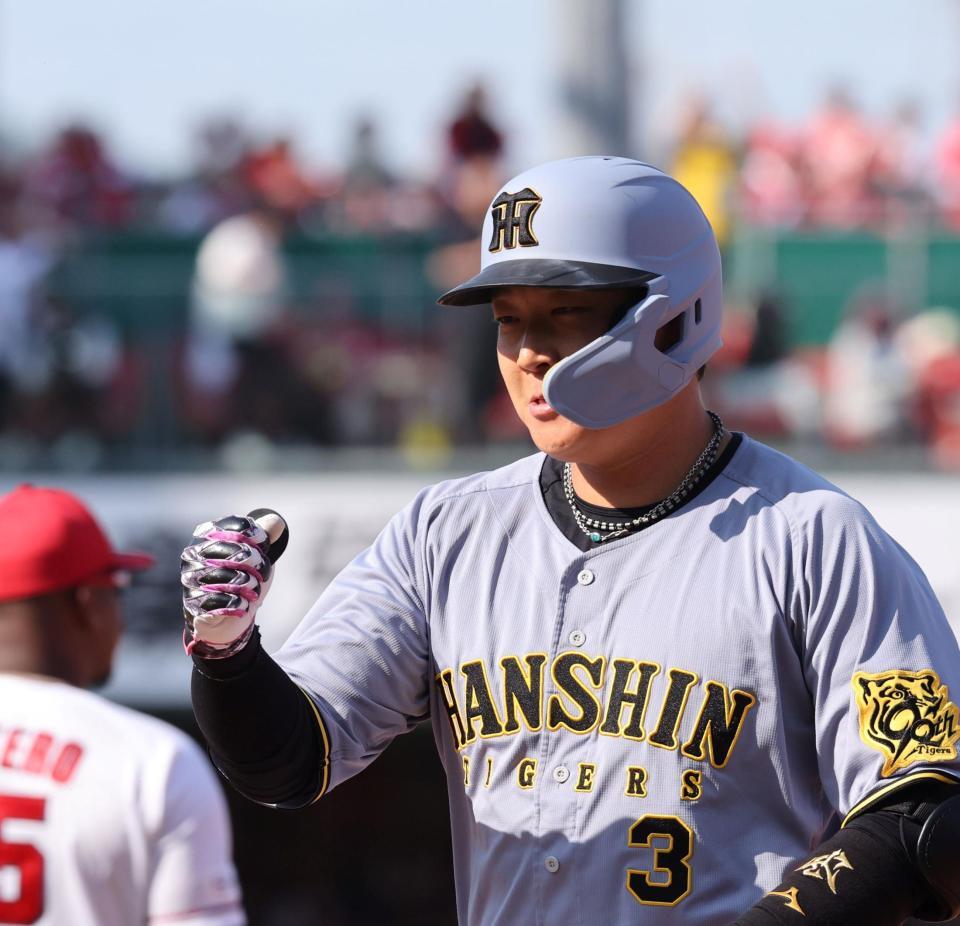 　９回、右前タイムリーを放ち、グータッチをする大山（撮影・市尻達拡）