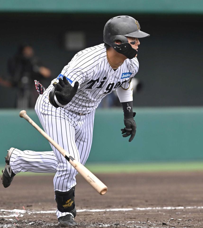 　４回、適時内野安打を放つ前川（撮影・西田忠信）