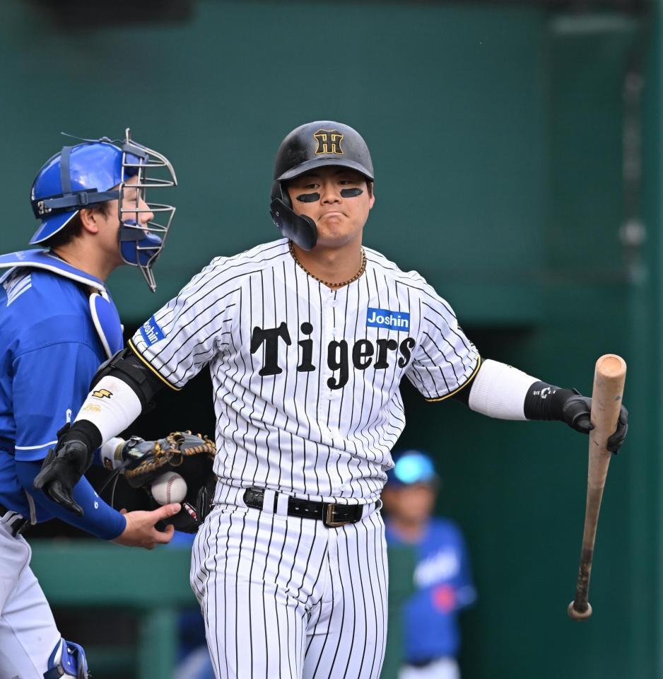 　１０回、空振り三振に倒れ悔しがる前川（撮影・西田忠信）