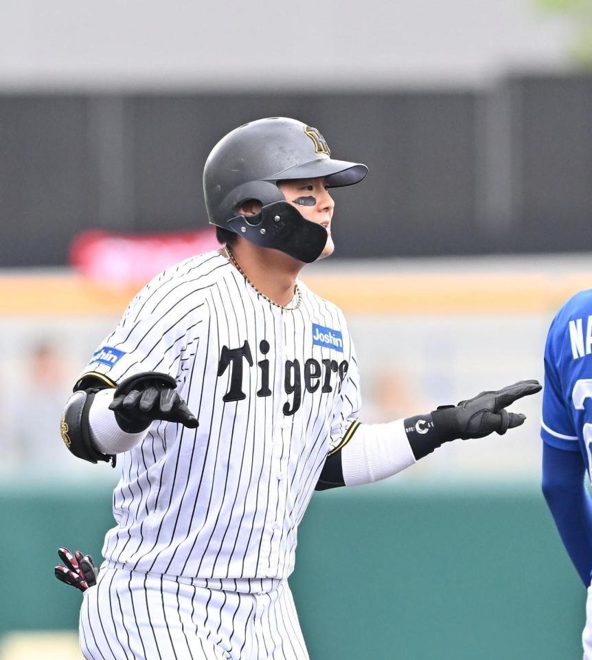 　２回、二塁打を放ちポーズを決める前川（撮影・西田忠信）