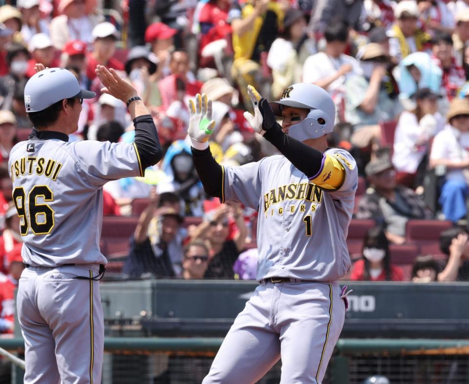 　１回、左越え２ランを放ち、タッチを交わす森下（撮影・市尻達拡）