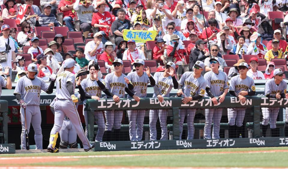 　１回、左越え２ランを放った森下を出迎える阪神ナイン（撮影・市尻達拡）