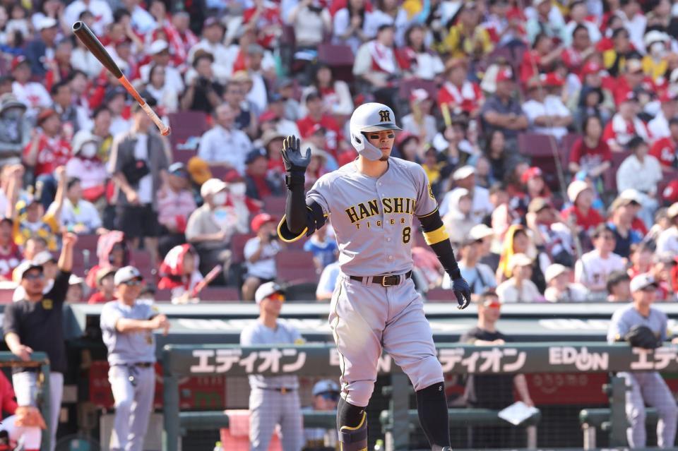 　８回、右越え３ランを放ち、バットを放り投げる佐藤輝（撮影・市尻達拡）