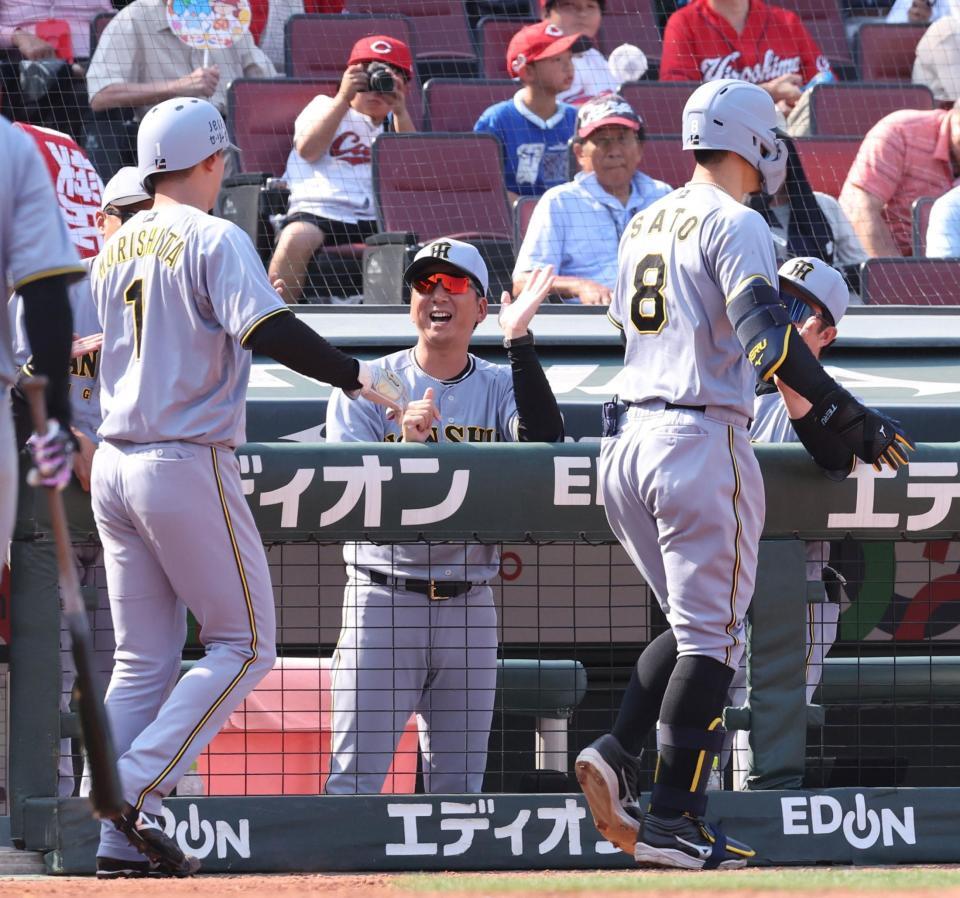 　８回、佐藤輝、森下を出迎える藤川監督（撮影・市尻達拡）