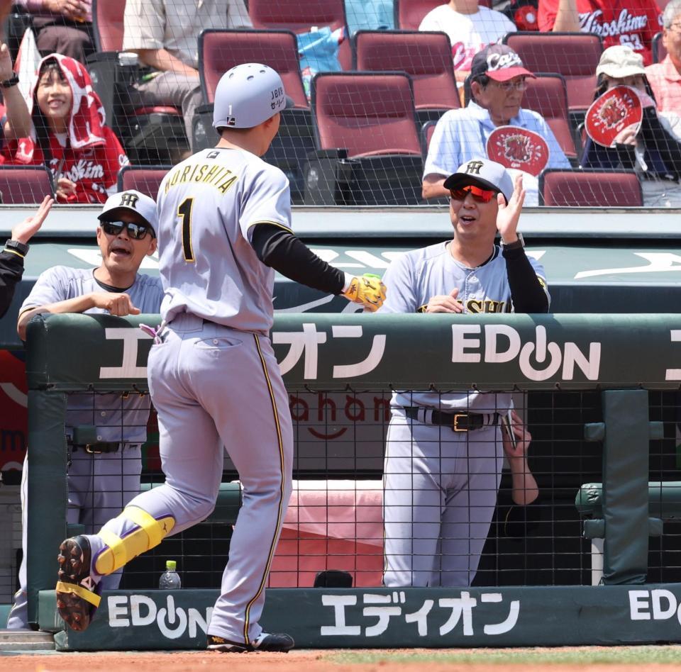 　１回、左越え２ランを放った森下を出迎える藤川監督（撮影・市尻達拡）