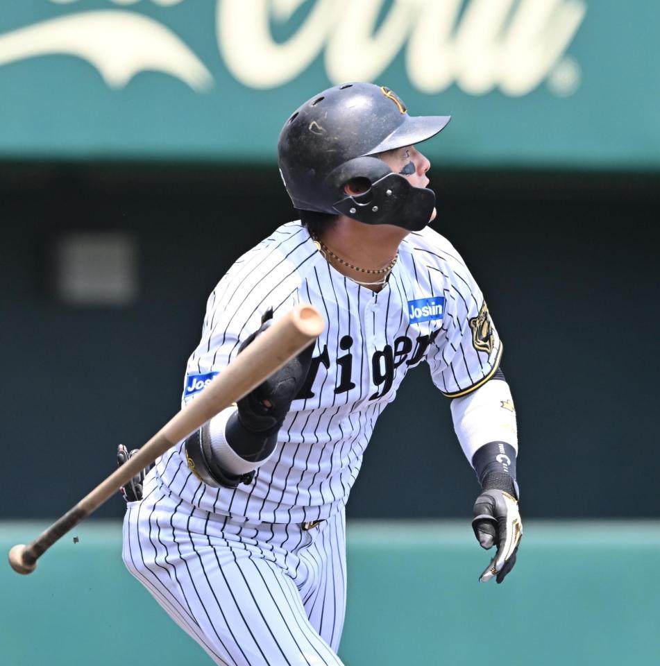 　１回、先制ソロを放つ前川（撮影・西田忠信）