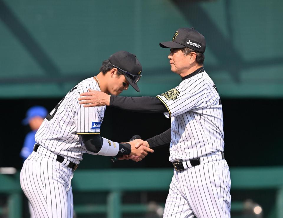　決勝打の前川（左）と握手を交わす平田２軍監督（撮影・西田忠信）