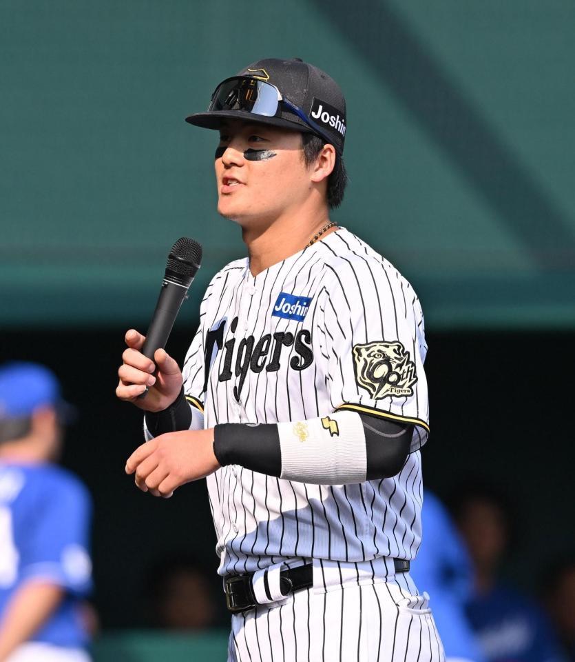 　試合後、スピーチをする前川（撮影・西田忠信）