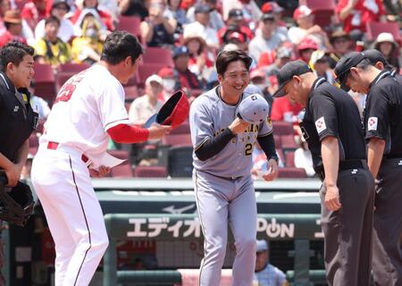 　メンバー表を交換し、笑顔で審判団にあいさつする新井監督と藤川監督（撮影・市尻達拡）