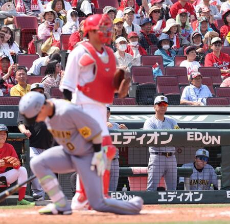 　５回、空振り三振に倒れた木浪に視線を送る藤川監督（撮影・市尻達拡）