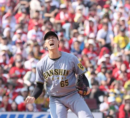 　７回、満塁のピンチで代打野間を空振り三振に斬り、雄たけびを上げる湯浅（撮影・市尻達拡）