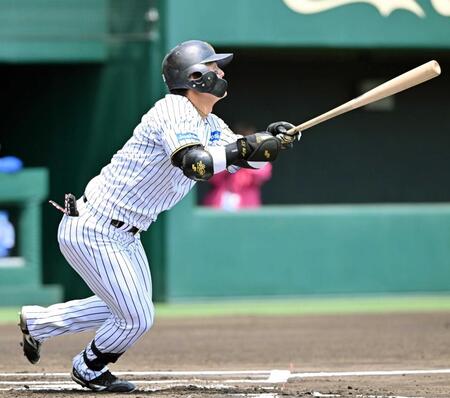 　１回、先制ソロを放つ前川（撮影・西田忠信）