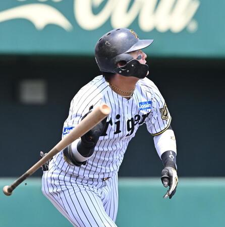 　１回、先制ソロを放つ前川（撮影・西田忠信）