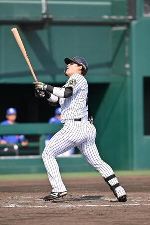 　８回、死球を受ける前川（撮影・西田忠信）