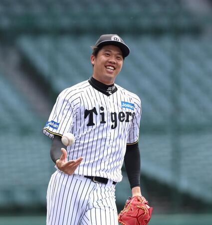 　ハツラツとした表情で守備練習に励む才木（撮影・北村雅宏）