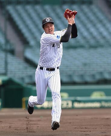 　守備練習に励む才木（撮影・北村雅宏）